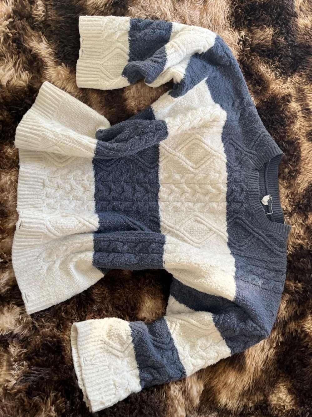 Olive & Oak Chunky Cable Crewneck Sweater in Cream & Navy